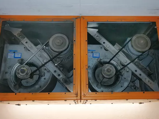 Historische Aufnahme von einem riemengetriebenen Ventilator in einem Lüftungsgerät